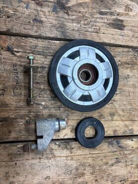 503191313 Ski-doo Rev 2006 X Black Idler Wheel And Bracket 141 Mm 07 Rw7458 503191313 Ski-doo Rev 2006 X Black Idler Wheel And Bracket 141 Mm 07 Rw7458