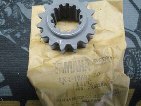 Yamaha 8k4-17682-50-00 New Vintage 1970s Snowmobile Chain Case Drive Sprocket 15t 8k4-17682-50